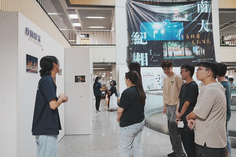 南大映像攝影展現場導覽介紹,呈現國立臺南大學重視人文素養與校園文化實踐的教育風氣。