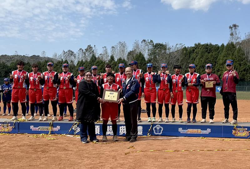 114學年度大專女子壘球聯賽暨大奪冠,獎牌由運動部競技司專門委員黃筱棻(左)頒發,暨大公行三年級胡品葳隊長(中)、副校長楊振昇(右)代表受獎。
