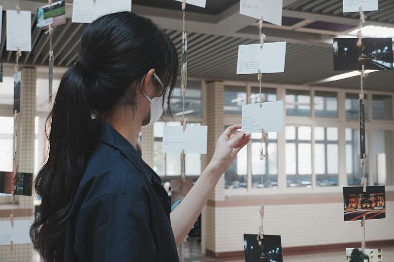 南大映像得獎作品於文薈樓展出,透過吊簾設計呈現南大校園四季風景與人文光影。