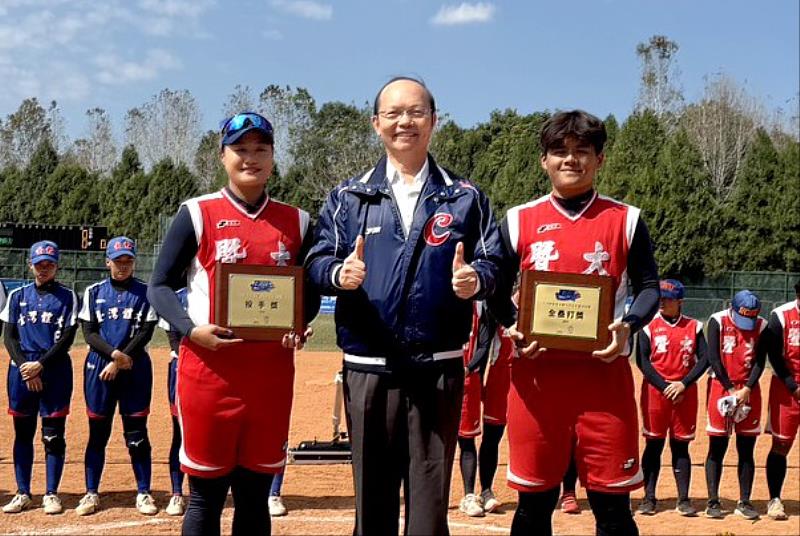 114學年度大專女子壘球聯賽,暨大王牌投手柯夏愛(左)獲「最佳投手獎」及「最有價值球員(MVP)」兩項大獎,暨大葉貴萍(右)得全壘打獎,由暨大副校長楊振昇(中)頒發。