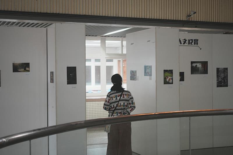 師生於國立臺南大學文薈樓自由參觀攝影展,從影像中重新看見南大日常之美。