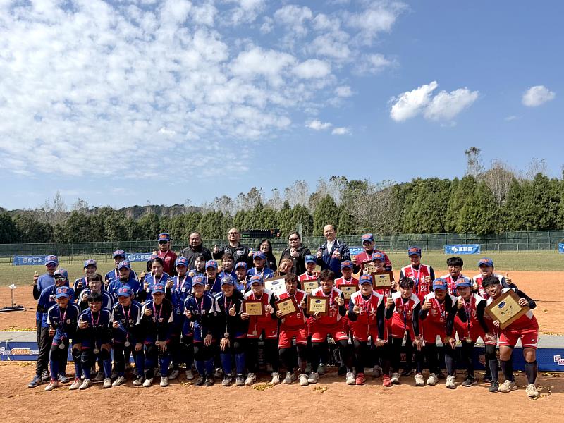 114學年度大專女子壘球聯賽冠亞軍決賽，暨大勇奪冠軍(右方紅隊)，台體大則實力相當獲亞軍(左方藍隊)。