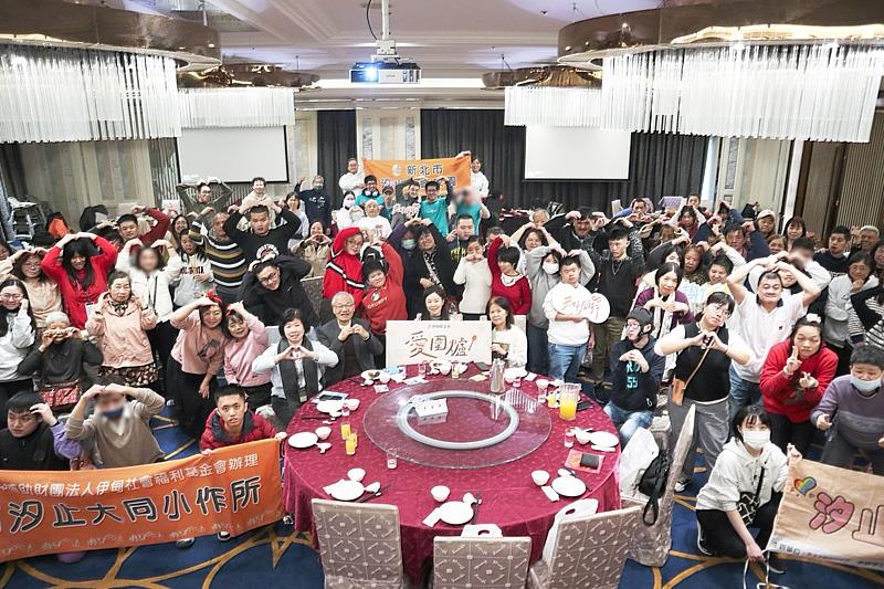 在眾人的歡笑聲中，伊甸愛圍爐圓滿畫下句點。