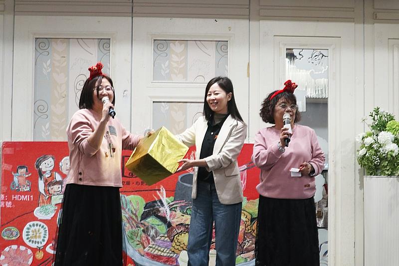 伊甸副執行長鄒聖盈（左2）來到現場親自抽獎。