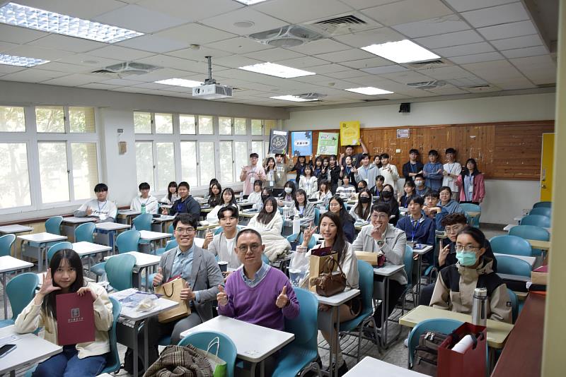 「2026南大經管營」全體師生與校友合影留念，共同見證南大經管系以產業對話深化職涯探索的教學實踐。