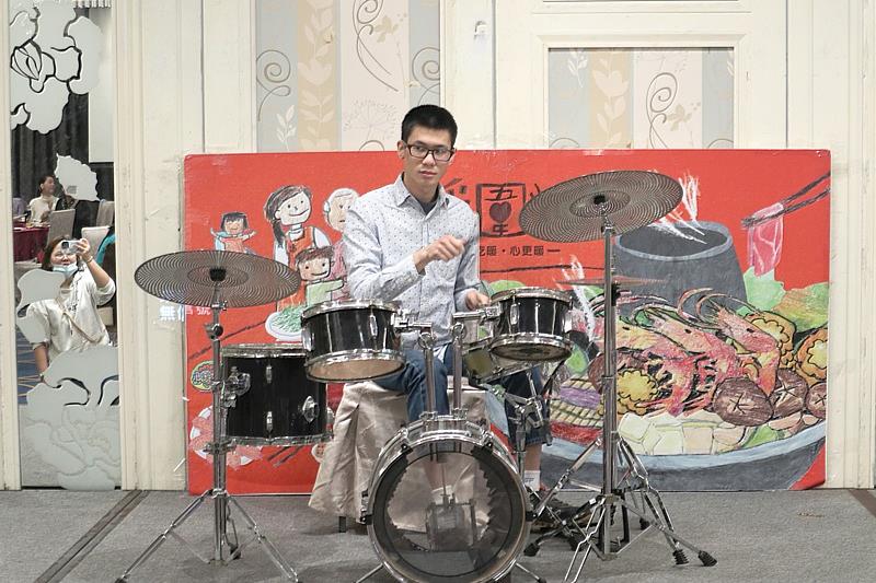 身障學員表演的爵士鼓，獲得台下掌聲。