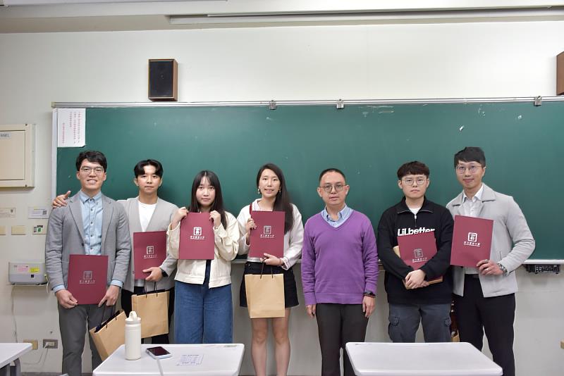 南大經管系蕭詠璋主任與返校校友合影，象徵南大經管系長期累積的系友網絡與產業連結能量。