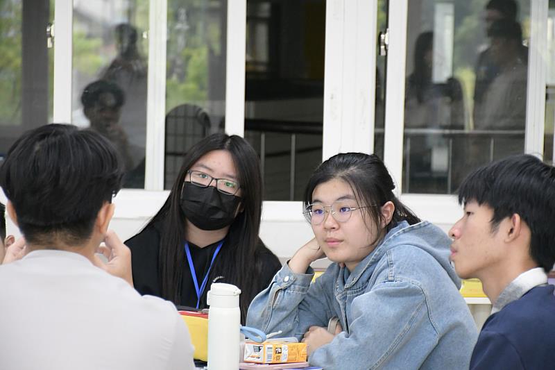 在南大經管營現場，學員主動提問、深入對話，從科技、金融到創業實務，理解管理專業在不同產業中的應用樣貌。