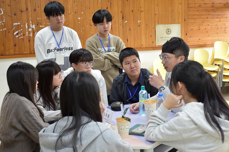 南大經管營第2天以「世界咖啡館」形式進行分組交流，學員與校友面對面討論產業實務與職涯規劃，展現南大經管系重視學用連結的教學特色。