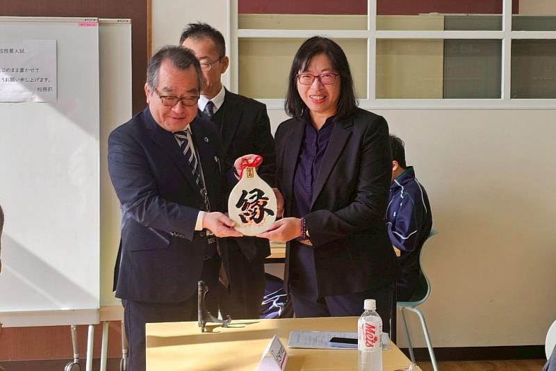 南大文資系與廣島修道大學附設高中代表交換紀念禮品，象徵臺日教育交流情誼與文化對話的深化。
