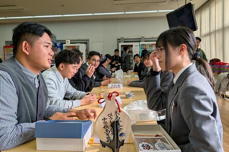 南大學生與日本高中生面對面交流文化與學習經驗,從日常生活出發深化國際理解。