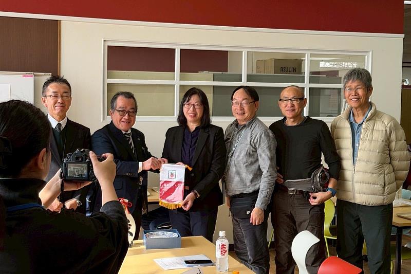 南大文資系師長與日方代表合影,為此次臺日校際交流留下紀錄,也為後續合作奠定基礎。