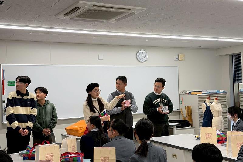 南大文資系學生向日方介紹南大的課程特色與文化資產專業,展現人文教育的實務與國際視野。