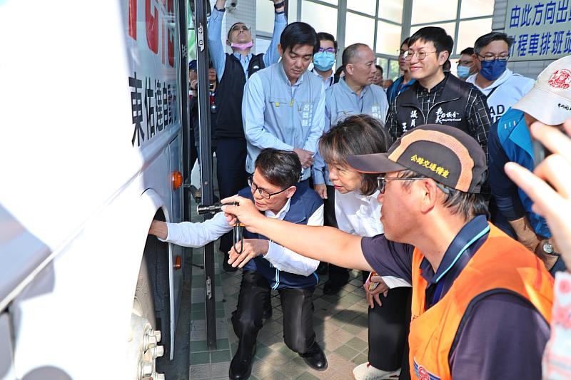 黃敏惠市長視察嘉義火車站、先期轉運中心,確保春節疏運安全。