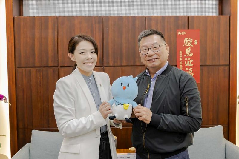 市長高虹安致贈吉祥物皮卡娃娃予社長黃欽勇。
