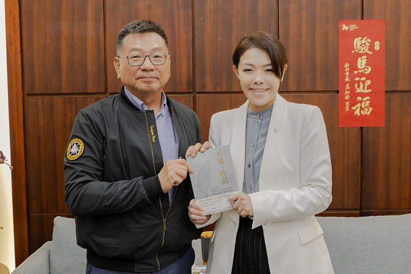 社長黃欽勇致贈書予市長高虹安。