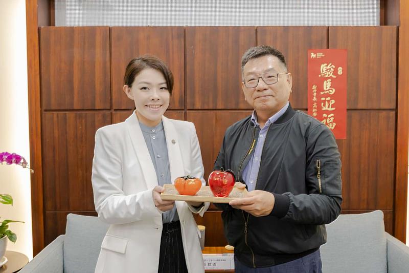 市長高虹安致贈禮品「一柿蘋安」予社長黃欽勇。
