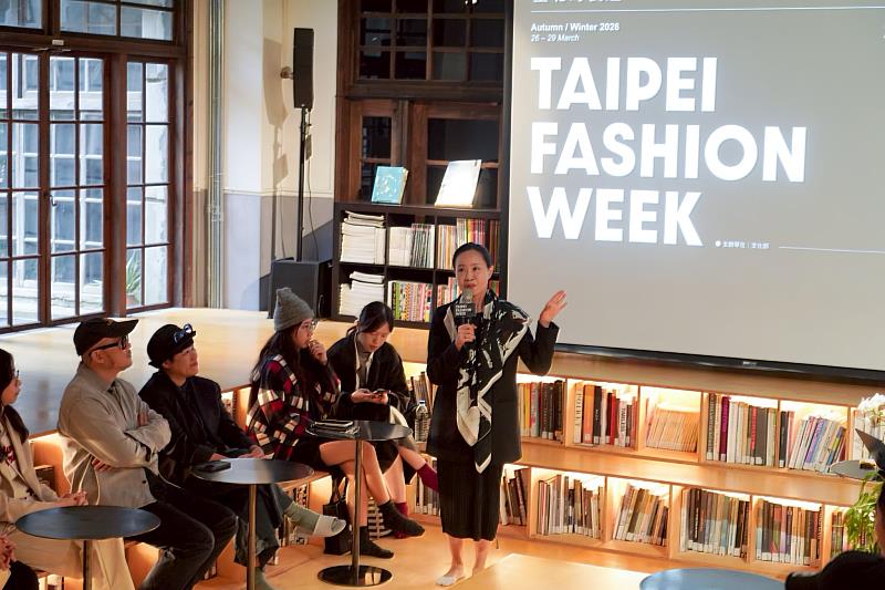 品牌秀徵選交流茶會上，臺灣服飾設計師協會理事長竇騰璜（左1）、文化部文創發展司代表及品牌們齊聚，由台灣設計研究院說明品牌秀徵選辦法與展演形式的轉變。