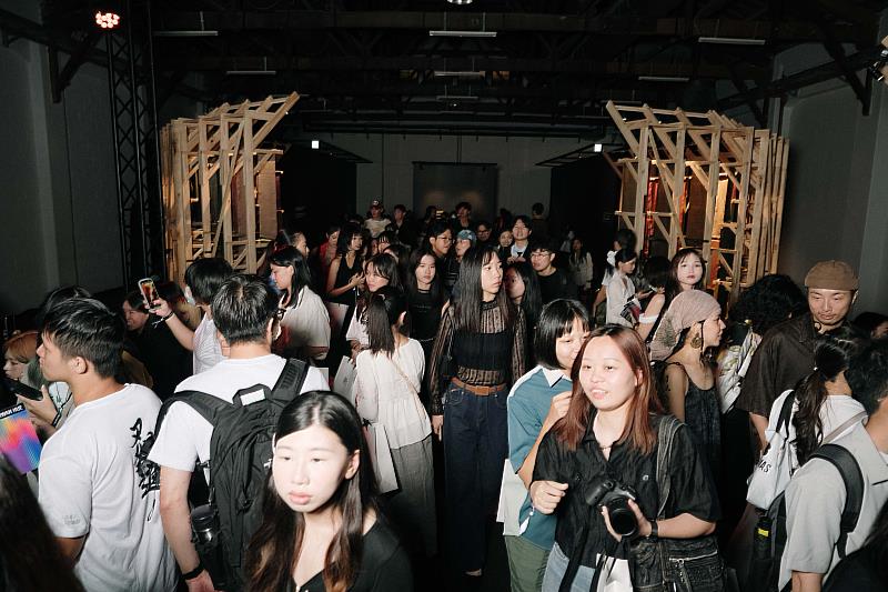 民眾參觀臺北時裝週。
