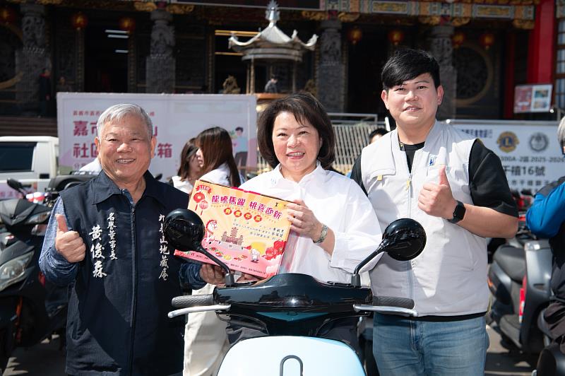 黃敏惠市長帶領市府團隊送年菜傳愛。