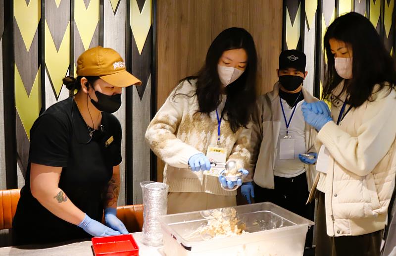 北分署YS帶領青年實地走訪王品餐飲集團「肉次方」,實際體驗了解顧客服務流程