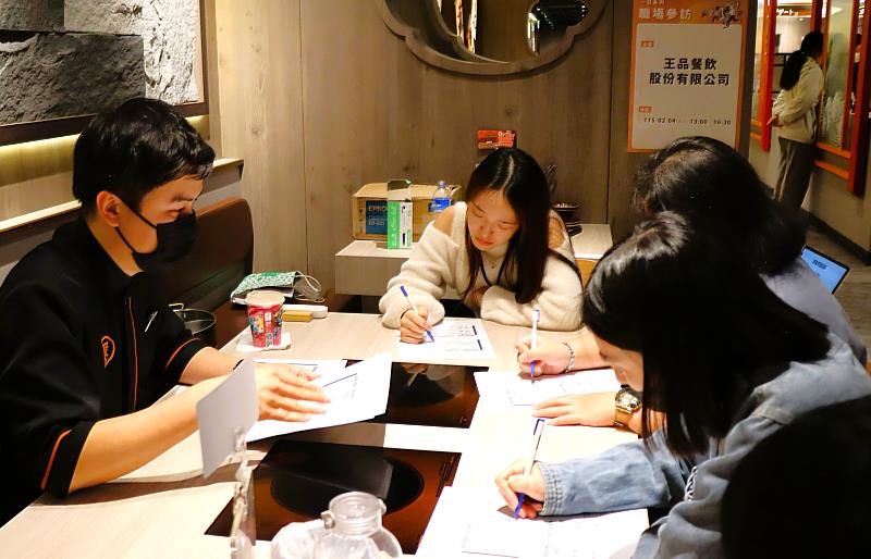 北分署YS帶領青年參訪王品餐飲集團「聚」日式鍋物,引領青年探索餐飲實務的第一線