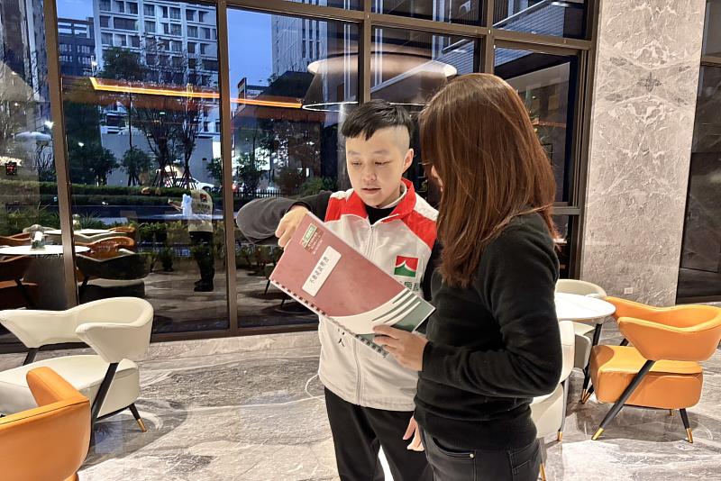 信義房屋小檜溪重劃店主任林逸柔提醒,不動產說明書登載諸多物件細節,在看屋時就有權要求提供,下斡旋之前務必詳閱、了解物件,以免權益受損。