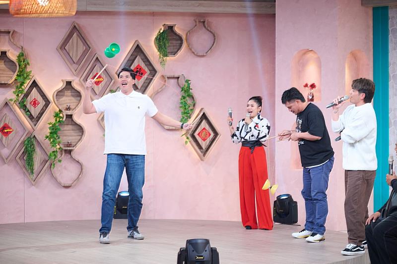 圖2-初一《新春團聚過原年－Mapolong聚會了》：職棒球星范玉禹及陽耀勳，在節目中秀出特殊才藝-扯鈴，令人驚喜。