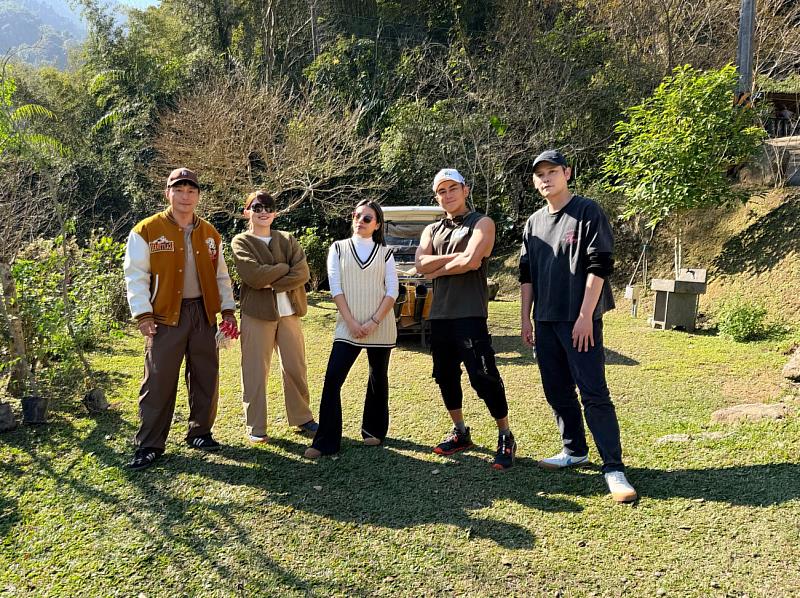 圖4-初四、初五《Let's go!馬年「營」新春》:盧學叡(右起)、江振愷Terry、、Abus阿布絲、游以德組成露營小隊,走進部落跟著任務關主黃一峯(左1)完成山林故事關卡