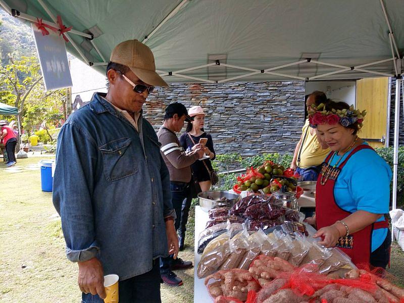 臺東南迴線的大武山生態教育館，則於春節期間（農曆初四、初五）辦理「大武山下的部落市集」活動。