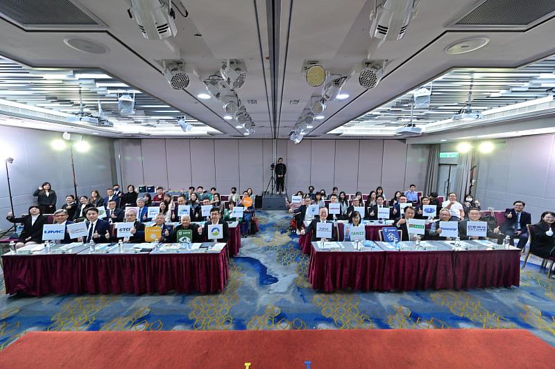 TAISE淨零標章授證典禮2025年12月23日舉行,共20家獲獎企業代表出席領獎,場面熱絡。