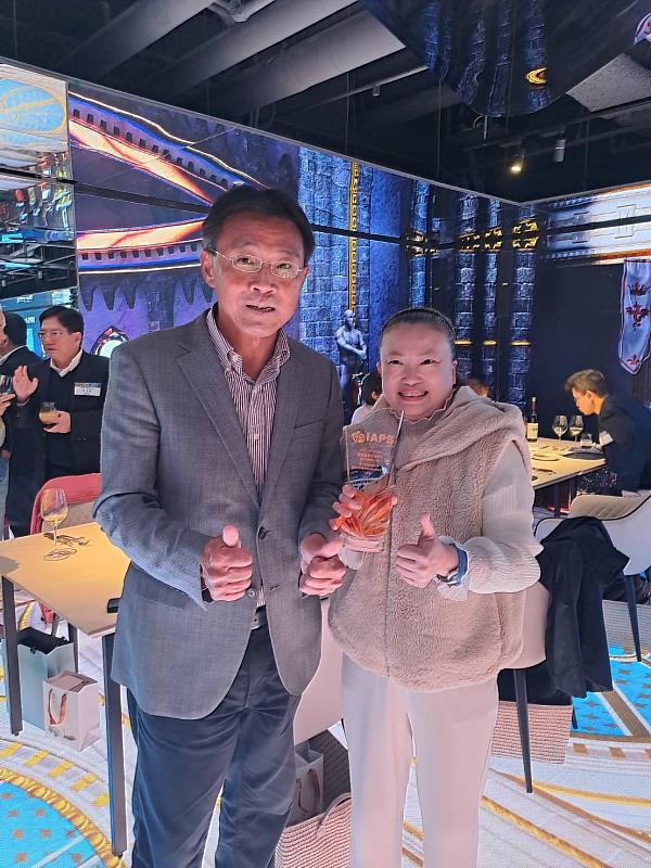 經濟部中小及新創署署長李冠志(左)與滙嘉健康楊淑貞董事長暨創辦人(右)合影