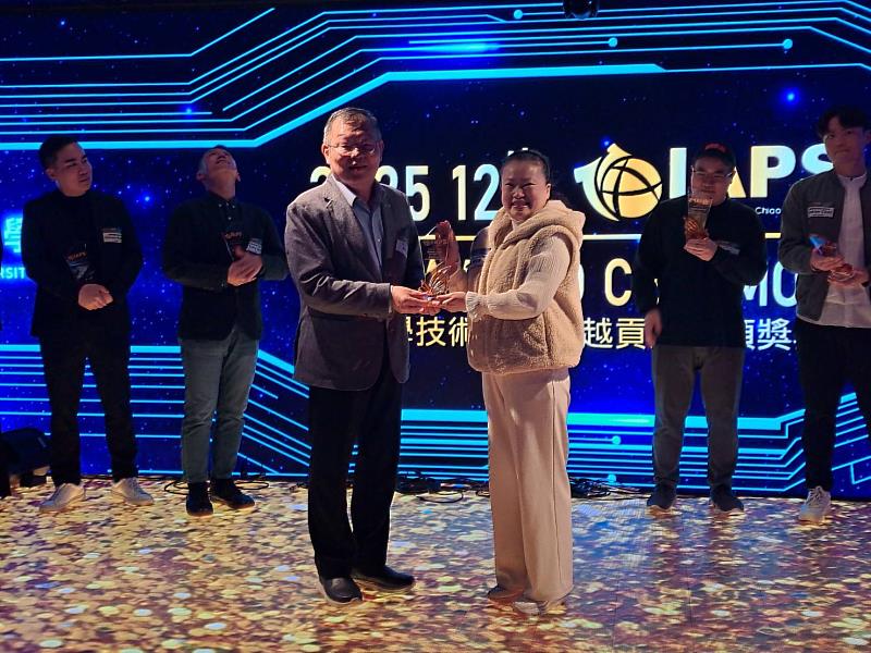 國立陽明交通大學林奇宏校長(左前)頒獎IAPS AWARD給滙嘉健康楊淑貞董事長暨創辦人(右前)