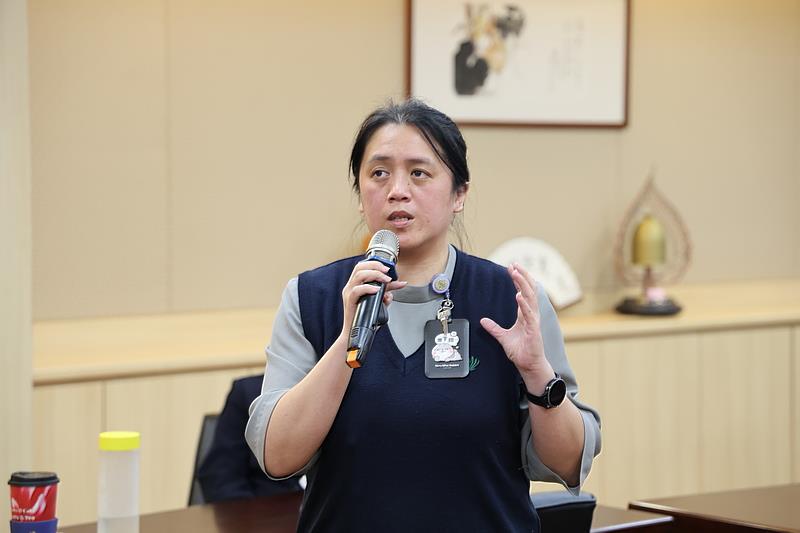 花蓮慈院醫事室助理專員宋玟芳分享「秀林全人照護模式」所累積的成功經驗與實際執行過程。