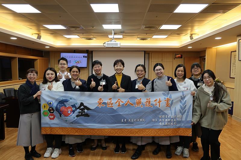 2026年將是全人轉型計畫全面啟動翻轉重要的一年。2026首場課程的實體課由花蓮縣衛生局醫政科周傳慧科長(中)與花蓮慈院東區全人推動執行中心主持實體場。