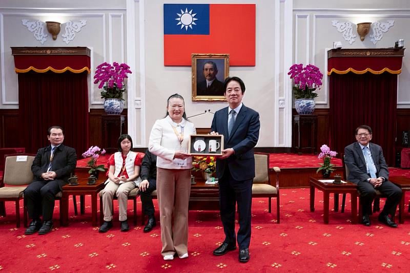 滙嘉健康楊淑貞董事長暨創辦人(左前)與中華民國賴清德總統(右前)(活動照片由總統府提供)。