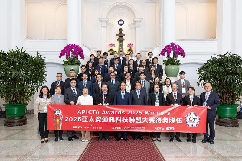2025亞太資通訊大獎APICTA Awards獲獎隊伍與中華民國賴清德總統(中間)合影(活動照片由總統府提供)。