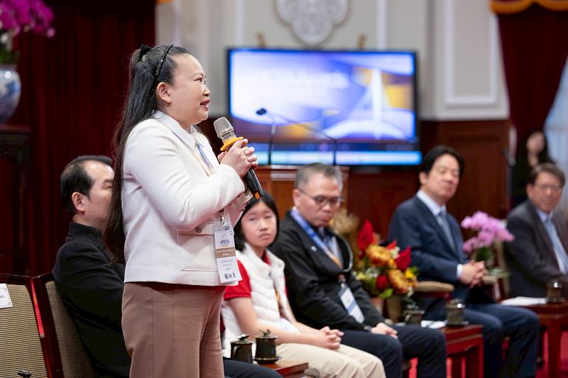 滙嘉健康楊淑貞董事長暨創辦人起身交流分享(活動照片由總統府提供)。