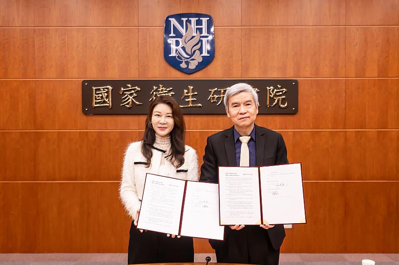 圖一、金屬中心董事長劉嘉茹(左)及國衛院院長司徒惠康(右)共同發表合作成果，強化臨床與產業的深度整合。