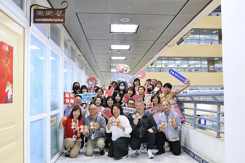 0_嘉義市長黃敏惠分送春節紅包 祝福同仁「粉紅超馬 幸福加碼」迎新年 (2)