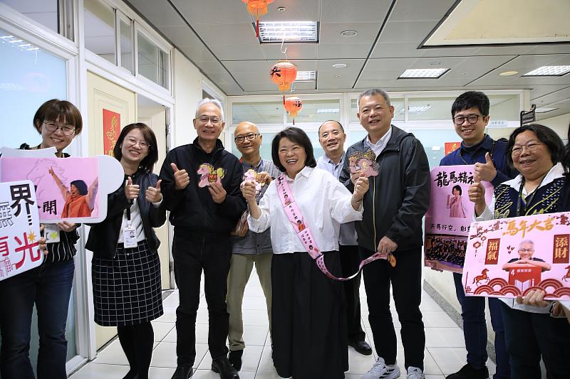 0_嘉義市長黃敏惠分送春節紅包 祝福同仁「粉紅超馬 幸福加碼」迎新年 (5)
