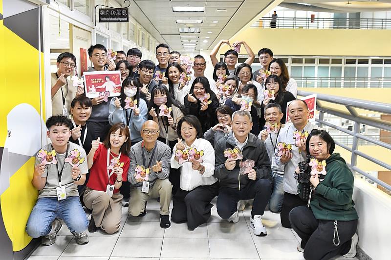 0_觀光新聞處結合觀光旅宿與馬年元素,發揮巧思,以「光織影舞馬上亮、全嘉經濟馬上飛」等吉祥話送上祝福