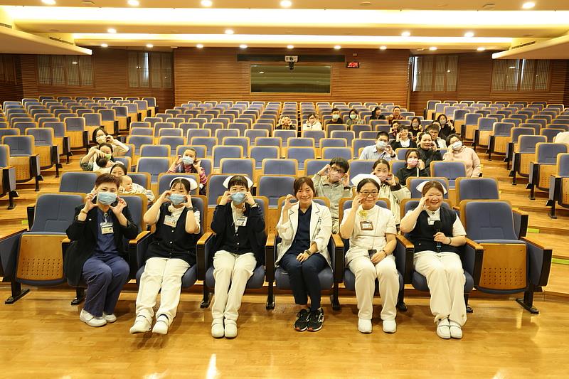 花蓮慈院婦產部2026年首場爸媽教室於12日下午舉辦，在農曆春節前先教給準爸媽們武功心法，留意飲食和姿勢的管理，過個愉快健康的新年。