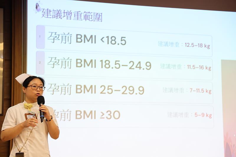 個案管理師林嘉瑩主講「產後體重恢復從孕期開始」，教媽媽們進食順序和份量，以及春節期間的飲食心法，可以兼顧營養不怕胖。