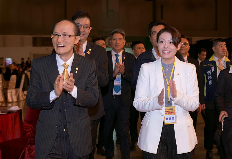 現場冠蓋雲集，永慶房產集團董事長孫慶餘(圖左)、新竹市長高虹安(圖右)皆率領團隊現身力挺。