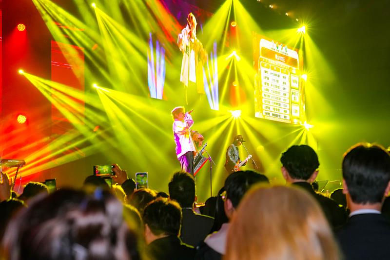 壓軸演出的搖滾天團「八三夭」，用熱血吶喊、唱出青春的不服輸，每首歌都讓全場跟著跳，贏得爆棚掌聲 (永慶房產集團提供)