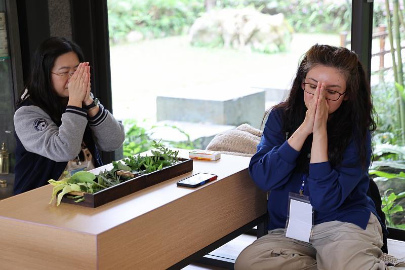 蔡娟秀副教授說，課程結合蔬食飲食、適度運動、良好睡眠、正念練習與社交連結等多元體驗，強調「先體驗、再推動」，引導醫護人員從自身生活出發，理解健康行為改變的關鍵。