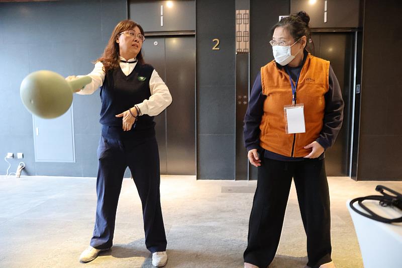 蔡娟秀副教授說，課程結合蔬食飲食、適度運動、良好睡眠、正念練習與社交連結等多元體驗，強調「先體驗、再推動」，引導醫護人員從自身生活出發，理解健康行為改變的關鍵。