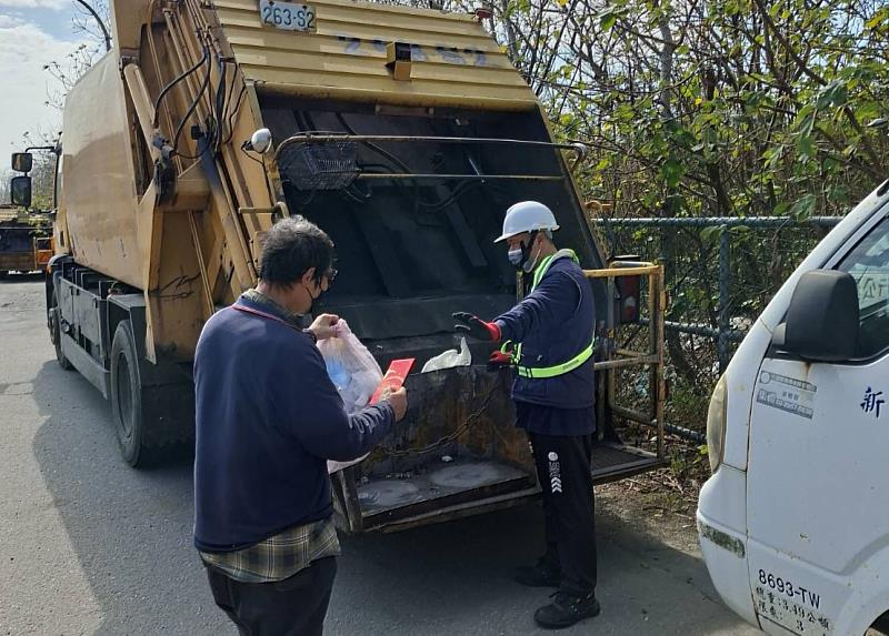 清潔隊員明確向民眾表示只收垃圾，拒收紅包。