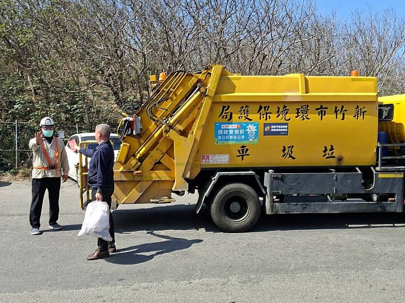 清潔隊員明確向民眾表示只收垃圾,拒收紅包。